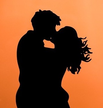 Мужчина и женщина целуются черные силуэты