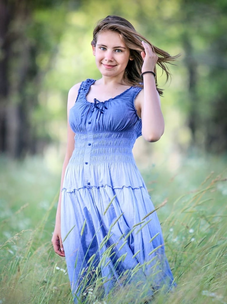 Девушка в красивом платье лес 