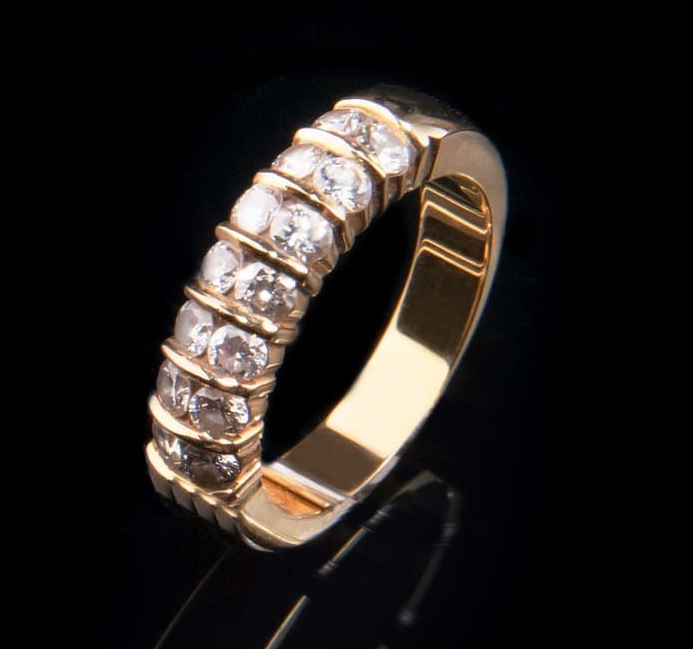 Золотое украшение кольцо с бриллиантом