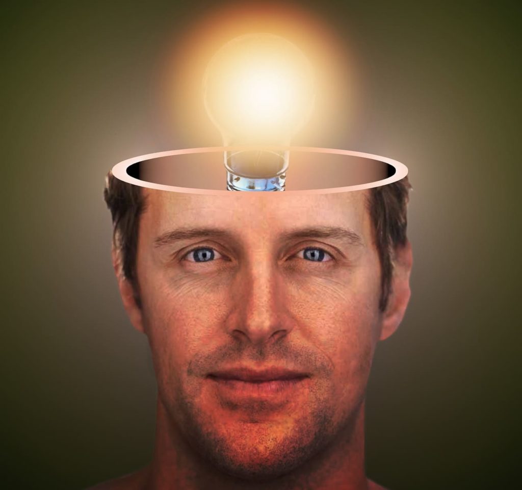 Мужчина мозг представлен зажжёной лампочкой